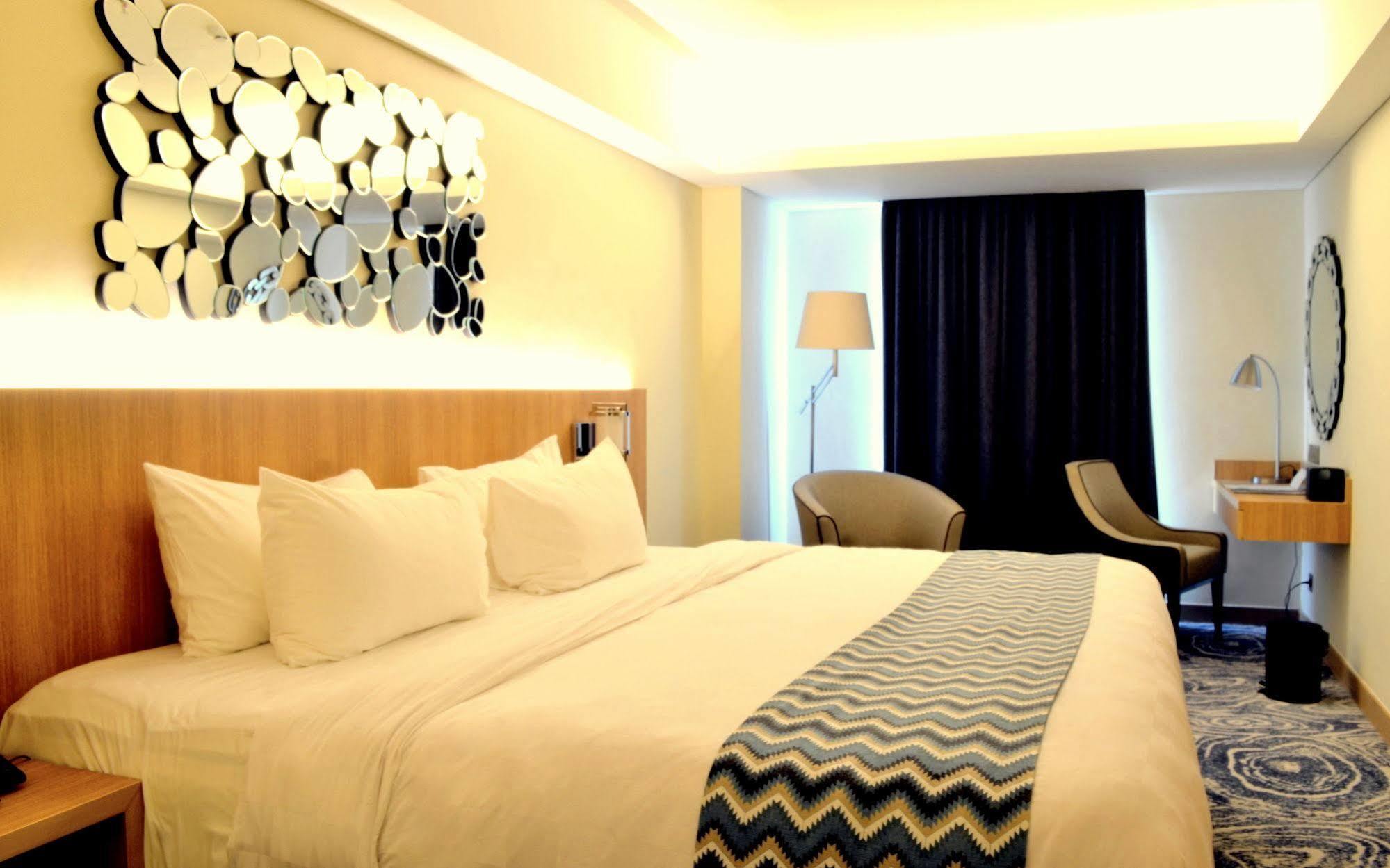 Louis Kienne Hotel Simpang Lima Semarang Exterior photo